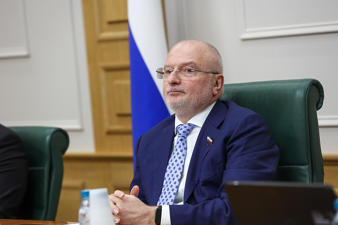 сенатор андрей клишас