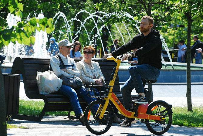 элекровелосипед прогулка спорт отдых в парке 
