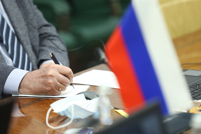 Человек записывает на листе бумаги