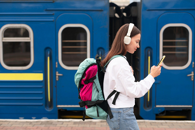 туризм молодая девушка садится в поезд