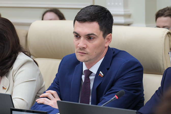 сенатор роман маслов