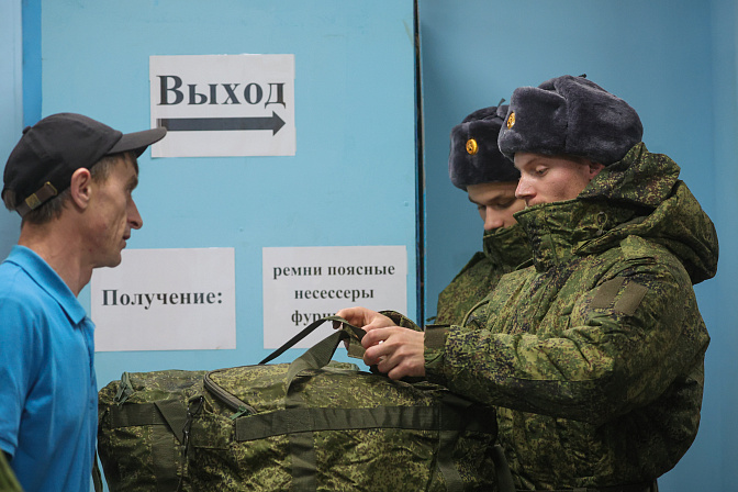 выдача армейской одежд ына призывном пункте