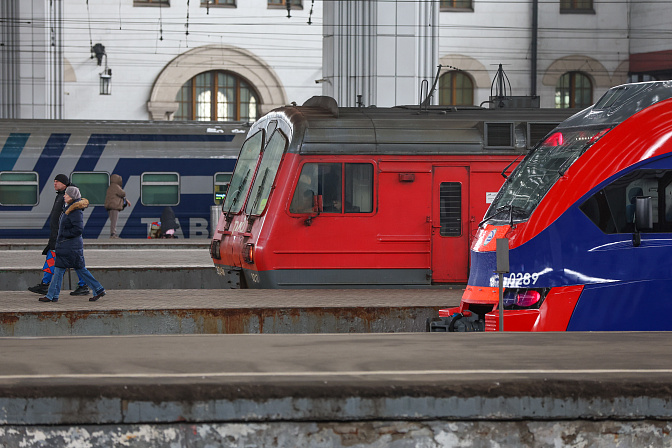 поезда на железнодорожном вокзале