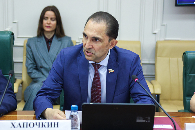 сенатор андрей хапочкин