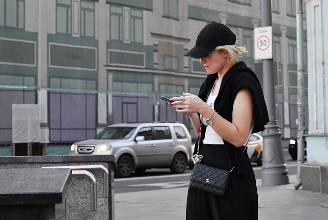 мобильный телефон в руках 