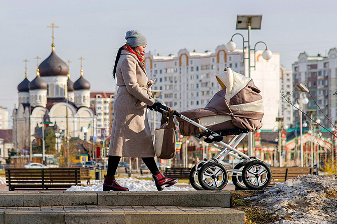 молодая мама с коляской 