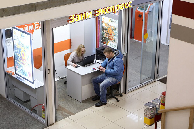 Мужчина оформляет микрозайм