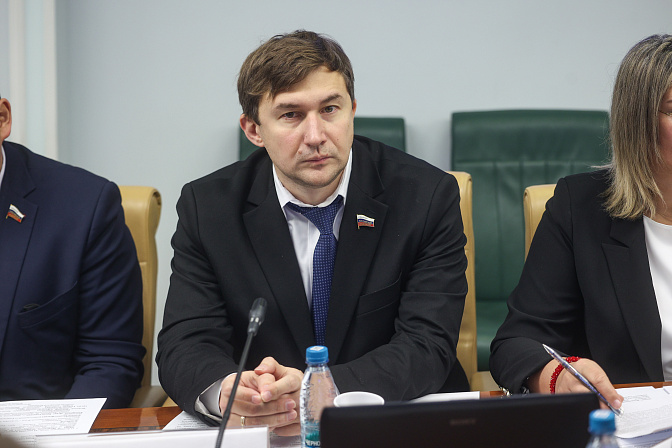 сенатор сергей карякин