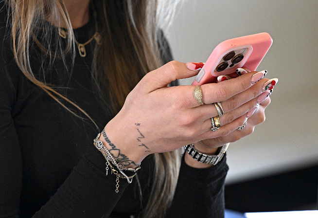 телефон в руках 