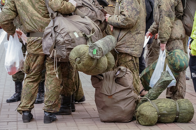 военные на вокзале перрон ржд поезд 