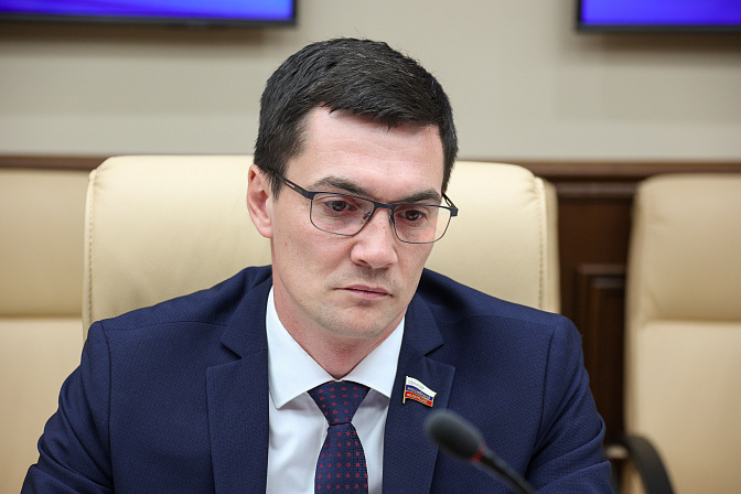 сенатор роман маслов