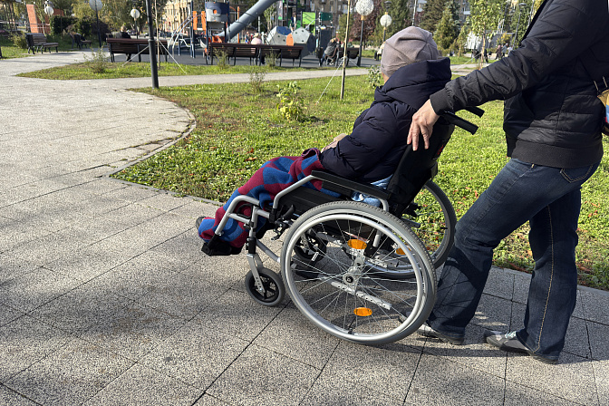 коляска инвалид уход за больным сиделка 