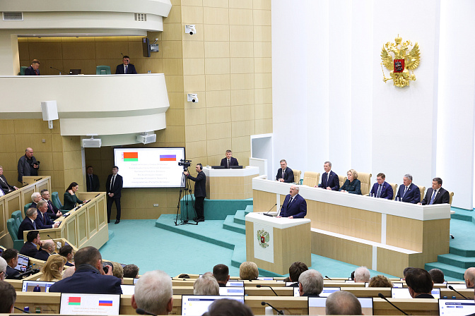 президент беларуси александр лукашенко на 586 пленарном заседании палаты