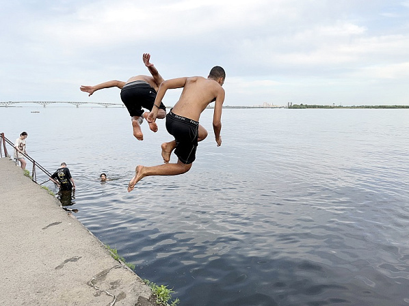 жара прыжок водоем река пруд