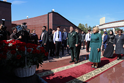 Спикер СФ возложила цветы к памятнику Ахмату-Хаджи Кадырову в Грозном