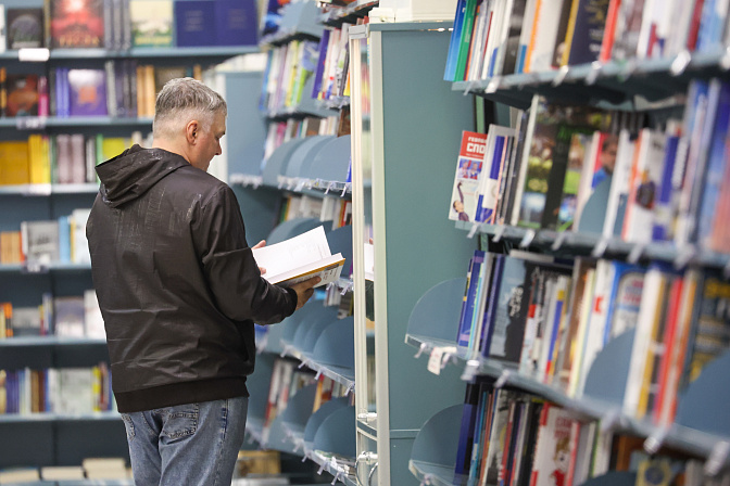 книги, литература, книжный магазин, человек с книгой, 