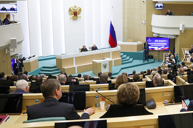 президент россии владимир путин участвует в 604-м пленарном заседании совета федерации