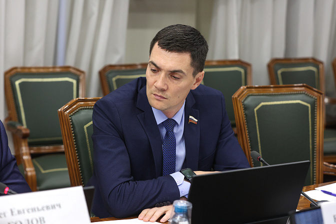 сенатор роман маслов