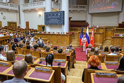 Матвиенко вручила золотые медали выпускникам из Мариуполя 