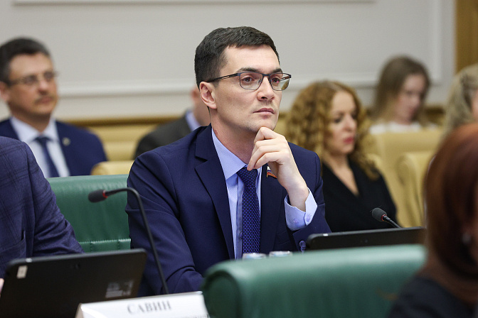 сенатор роман маслов