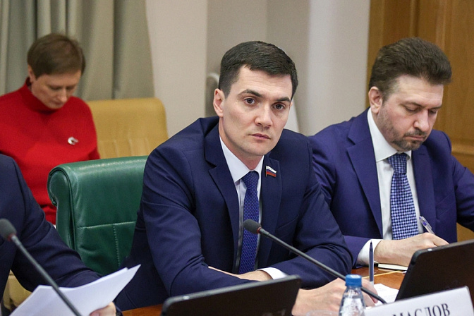 сенатор рф член совета федерации роман маслов