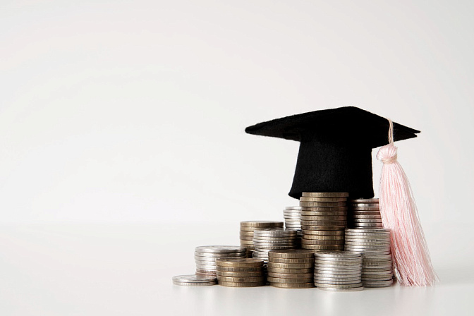 Монеты и магистерская шапочка