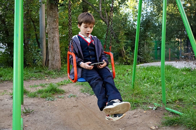 ребёнок мобильный телефон 