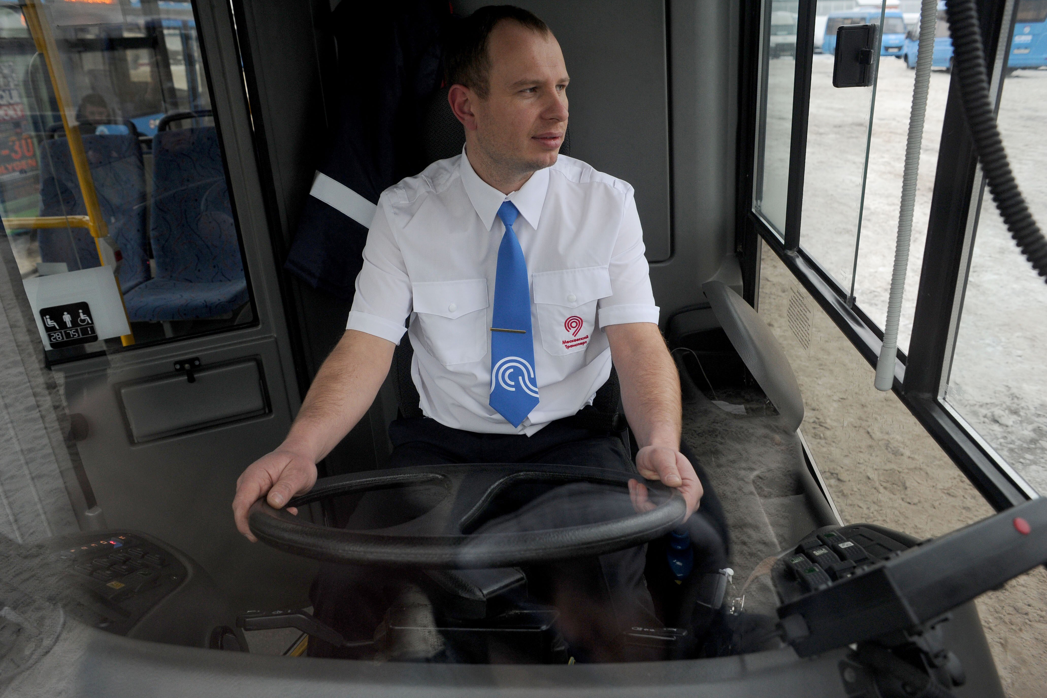 Работа водителем автобуса в московском. Форма водителя автобуса. Униформа водителя автобуса. Одежда для водителей автобусов. Форменная одежда для водителей общественного транспорта.