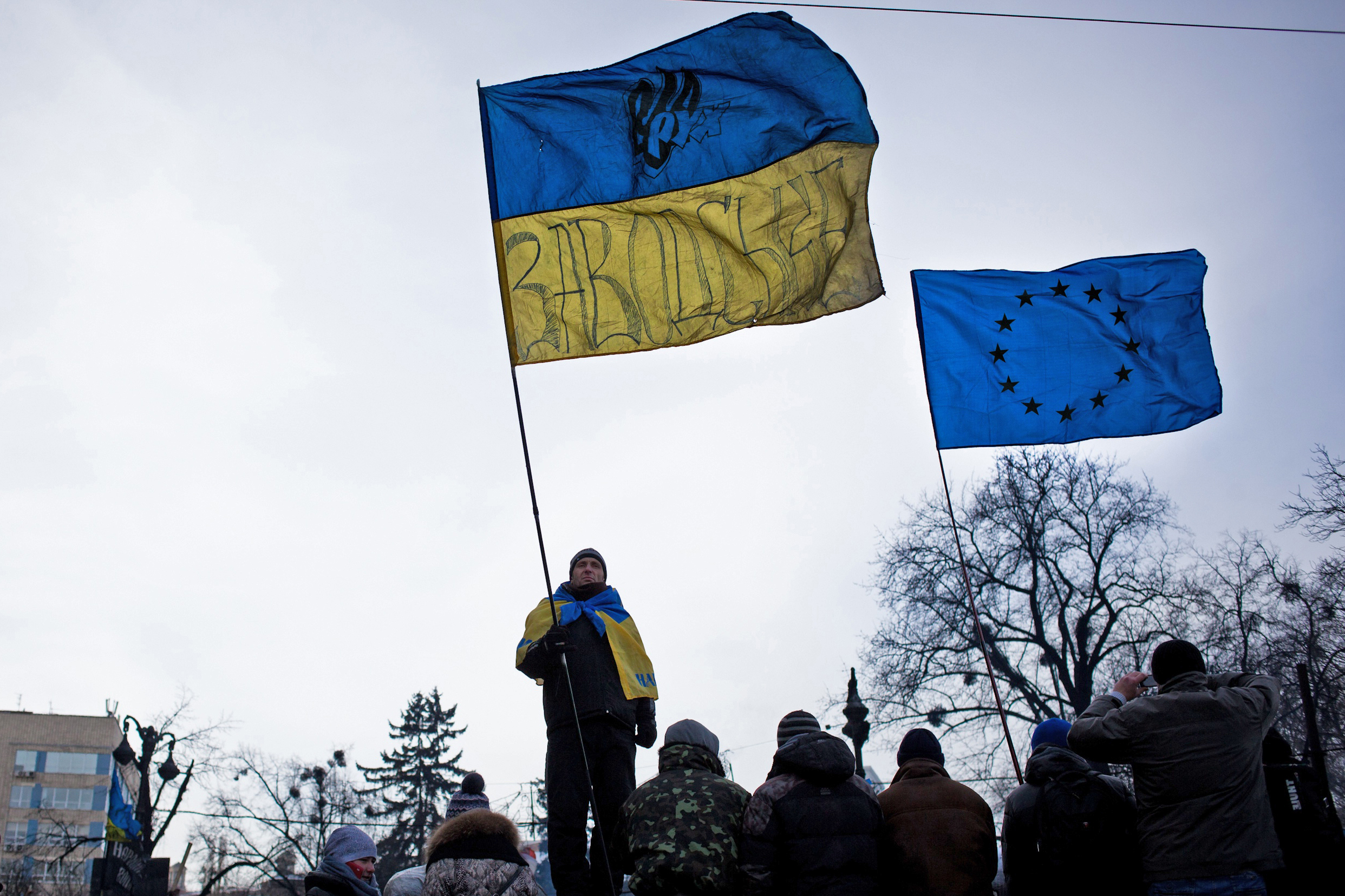 Повешенный флаг. Украинский флаг. Украинский флаг фото. Захват территории Украины. Захват территории Украины Россией.