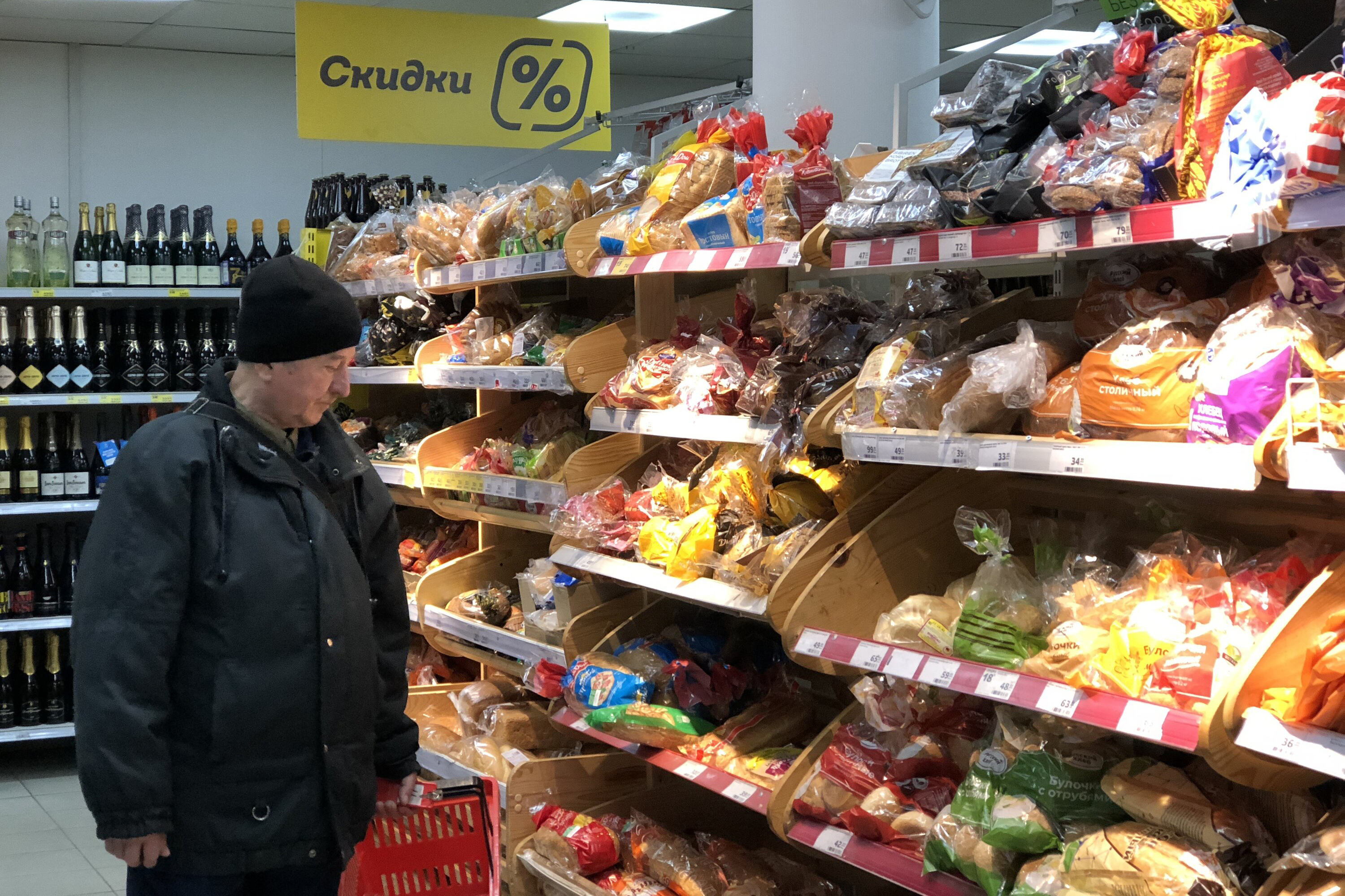 Отмеченный продукт. Продуктовый магазин. Продукты из магазина. Россияне в магазине. Социально значимые продукты.