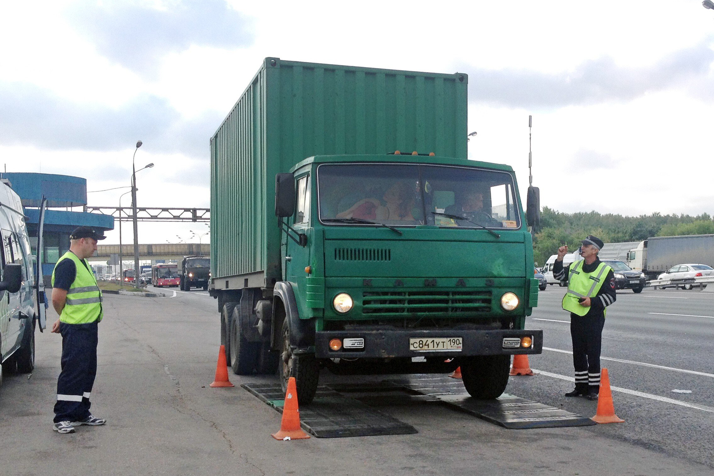 Грузовой контроль. Весовой контроль для грузовых автомобилей. Взвешивание большегрузов. Взвешивание грузового транспорта. Мобильный пункт весового контроля.