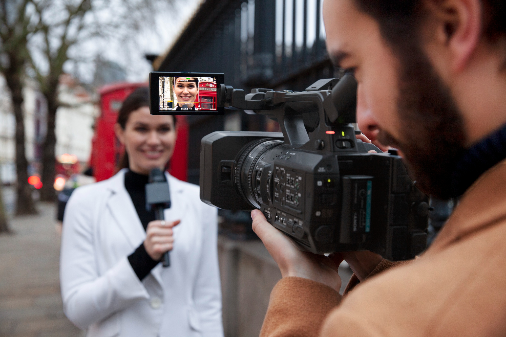 Camera press. Деловая журналистика. Собрано под видеокамерой.