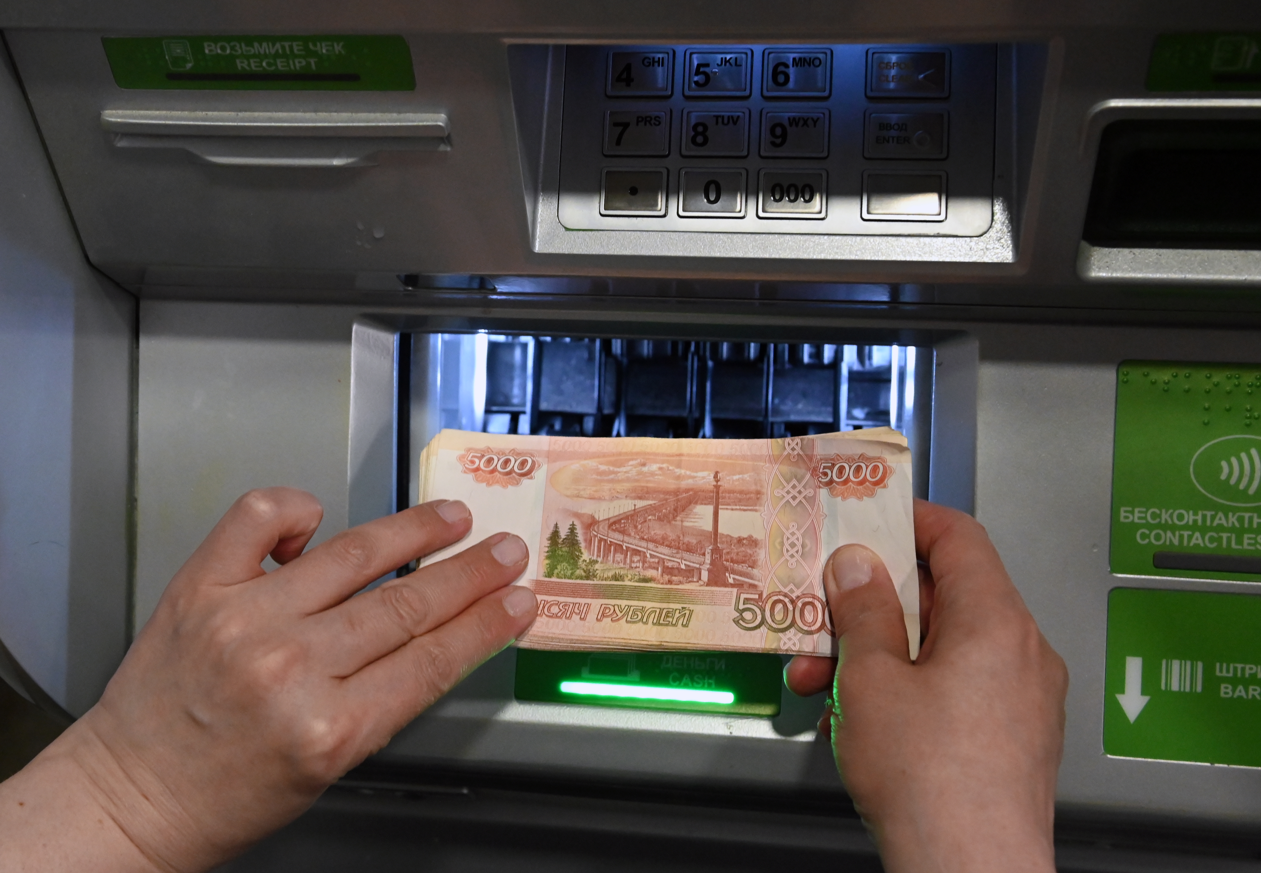 Банкомат сбербанка. Банкомат выдает 100. Сколько купюр влазит в банкомат. Россияне у банкомата. Кассета банкомата.