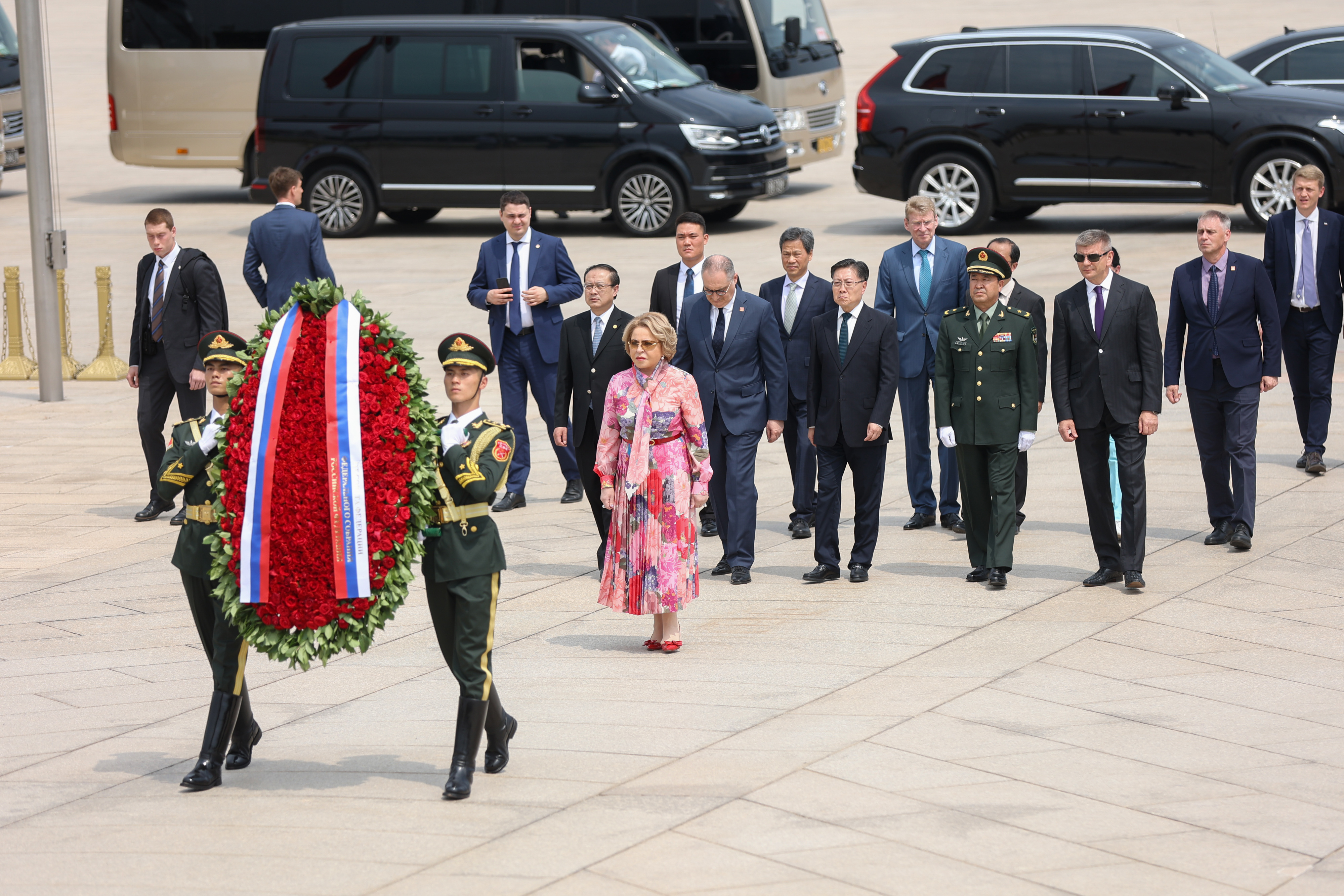 Возложение цветов к памятнику