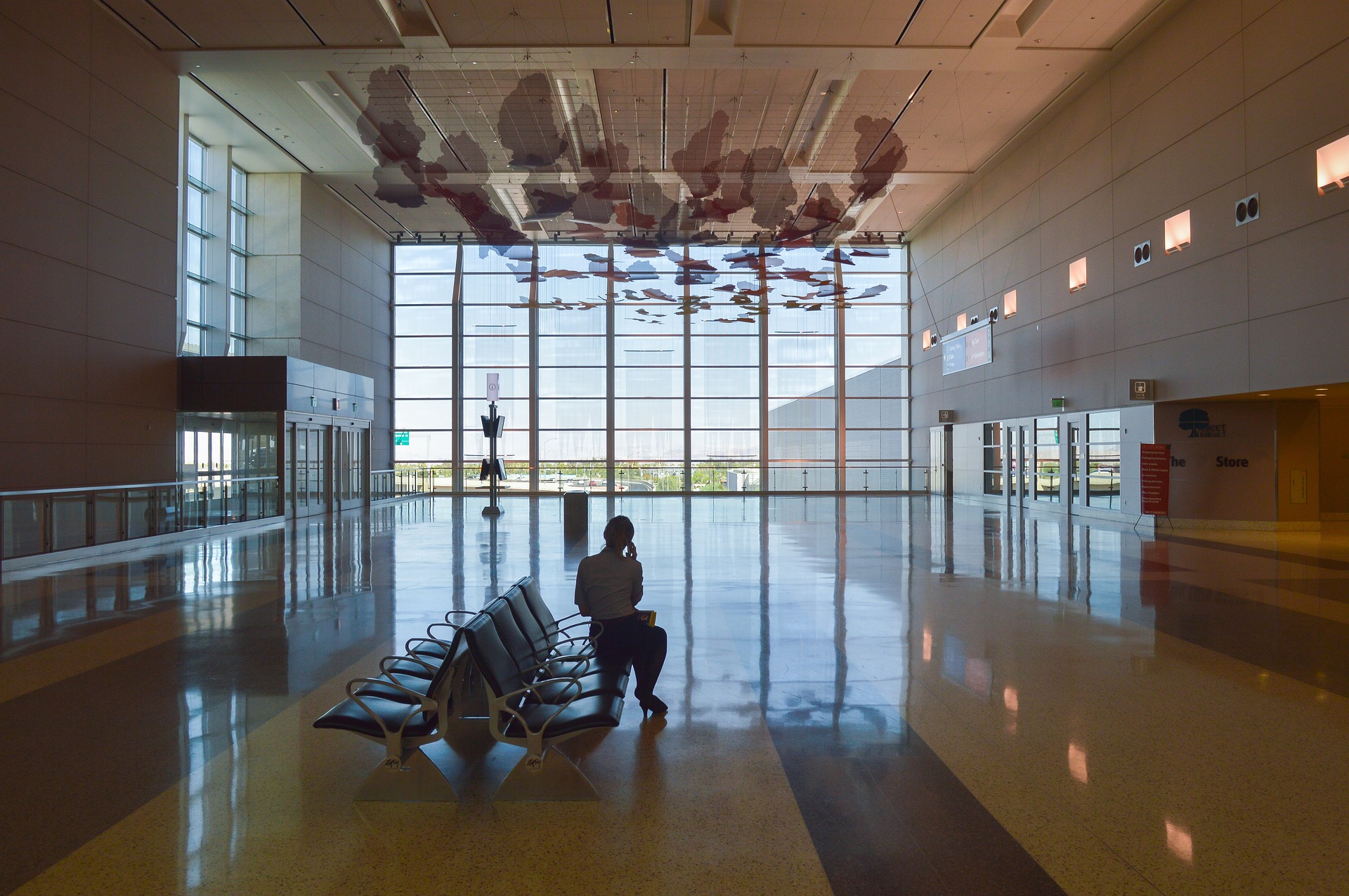 Waiting hall. Холл аэропорта. Большие окна аэропорт. Вестибюль аэропорта. Аэропорт зал ожидания.