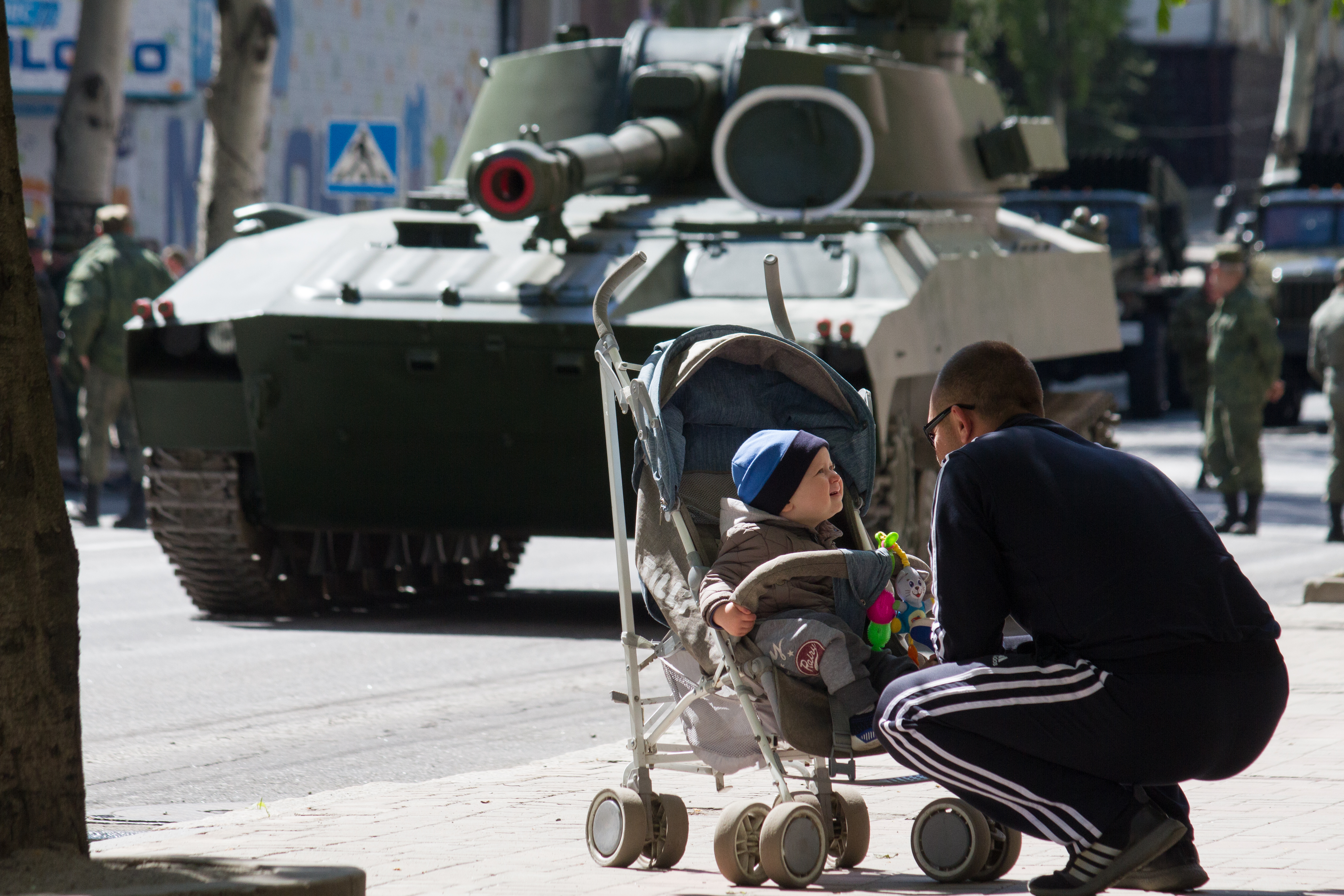 Новости сегодня свежие украина донбасс. Жители Донбасса и военные.