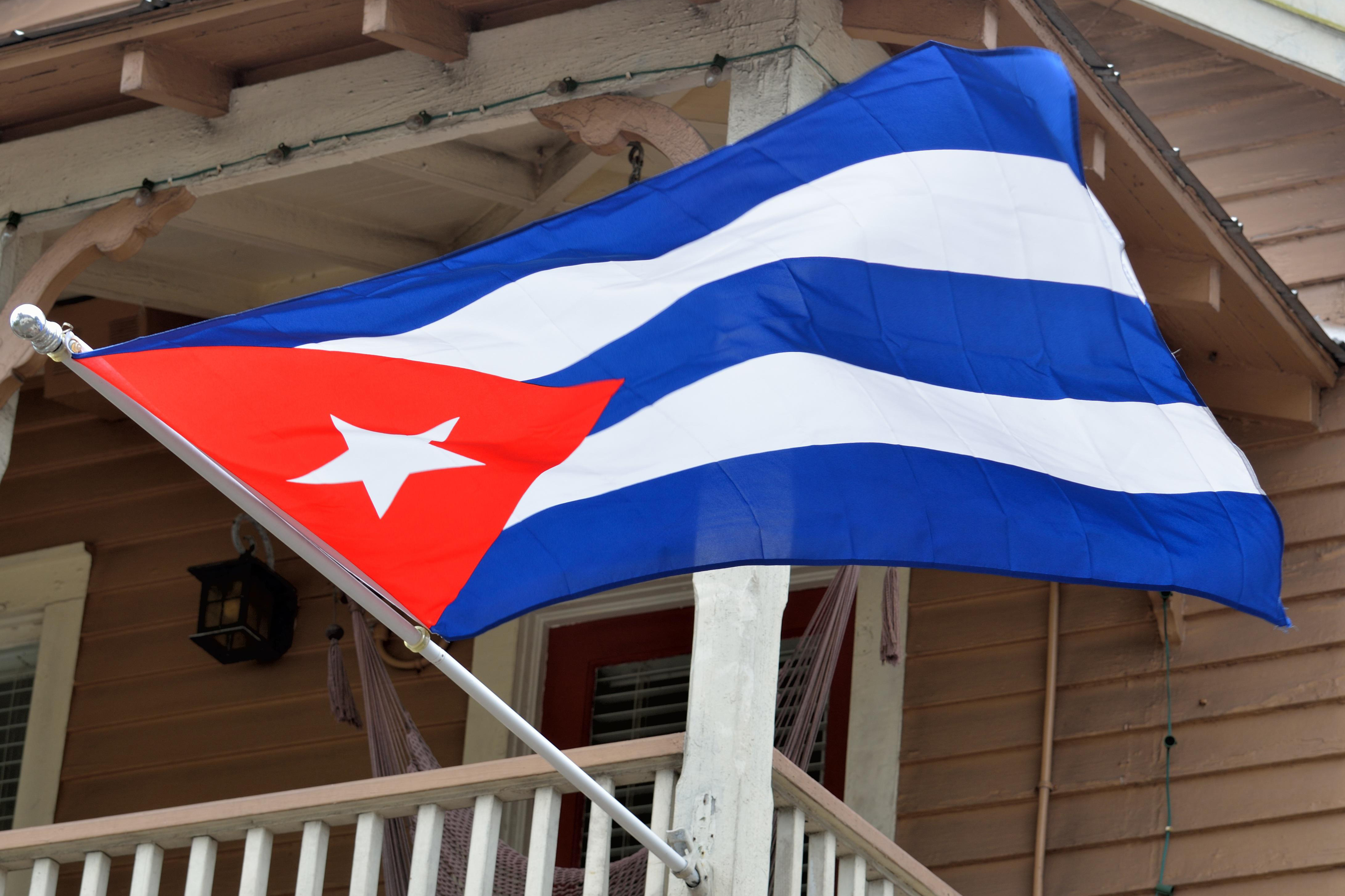 Флаг переговоров. Куба кубинский флаг. Флаг Гаваны. Флаг Кубы в Гаване. США И Куба флаги.