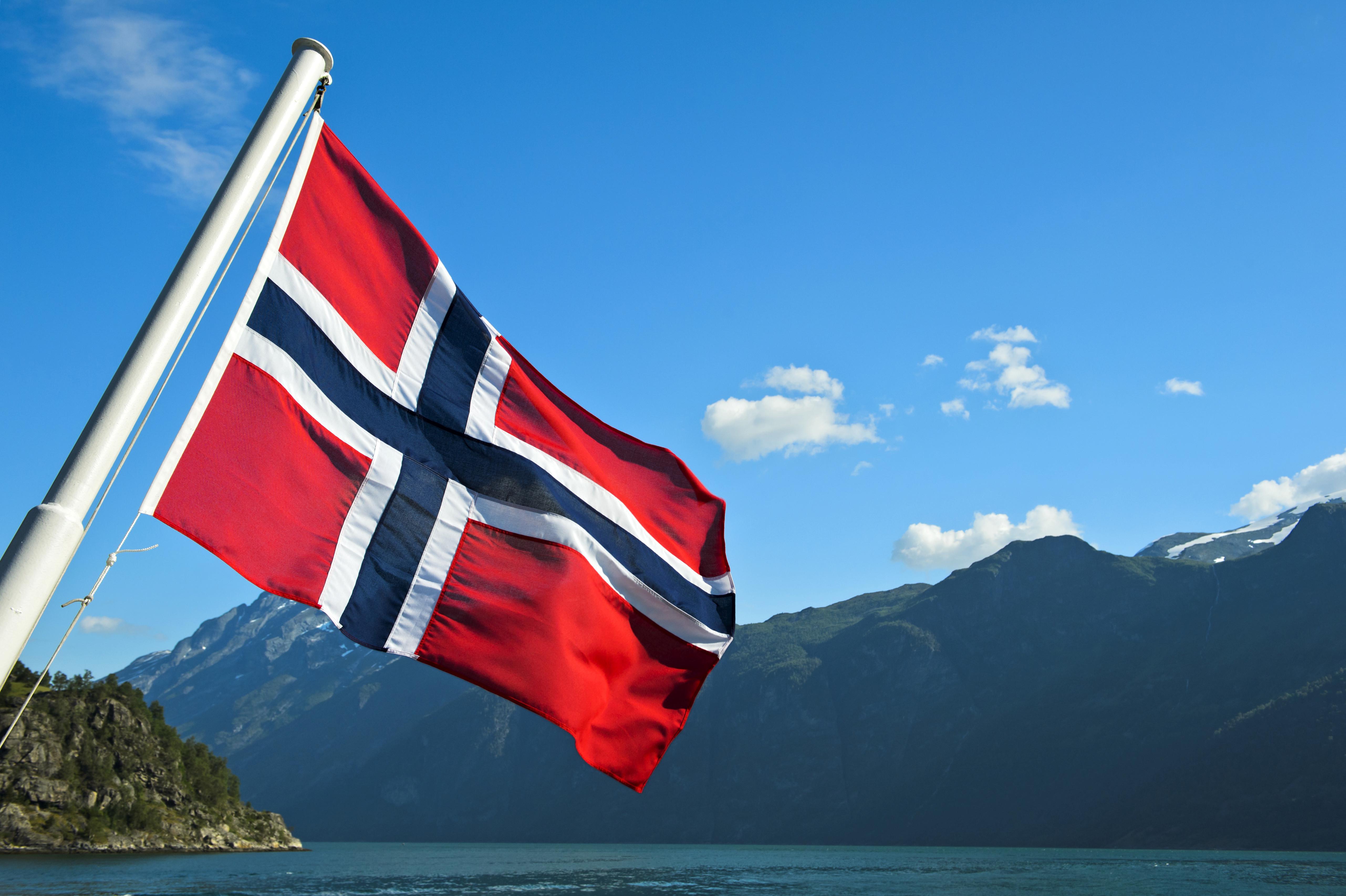 Норвегия флаг и герб. Флаг Норвегия. Флаг Шпицбергена. Королевство Норвегия флаг.