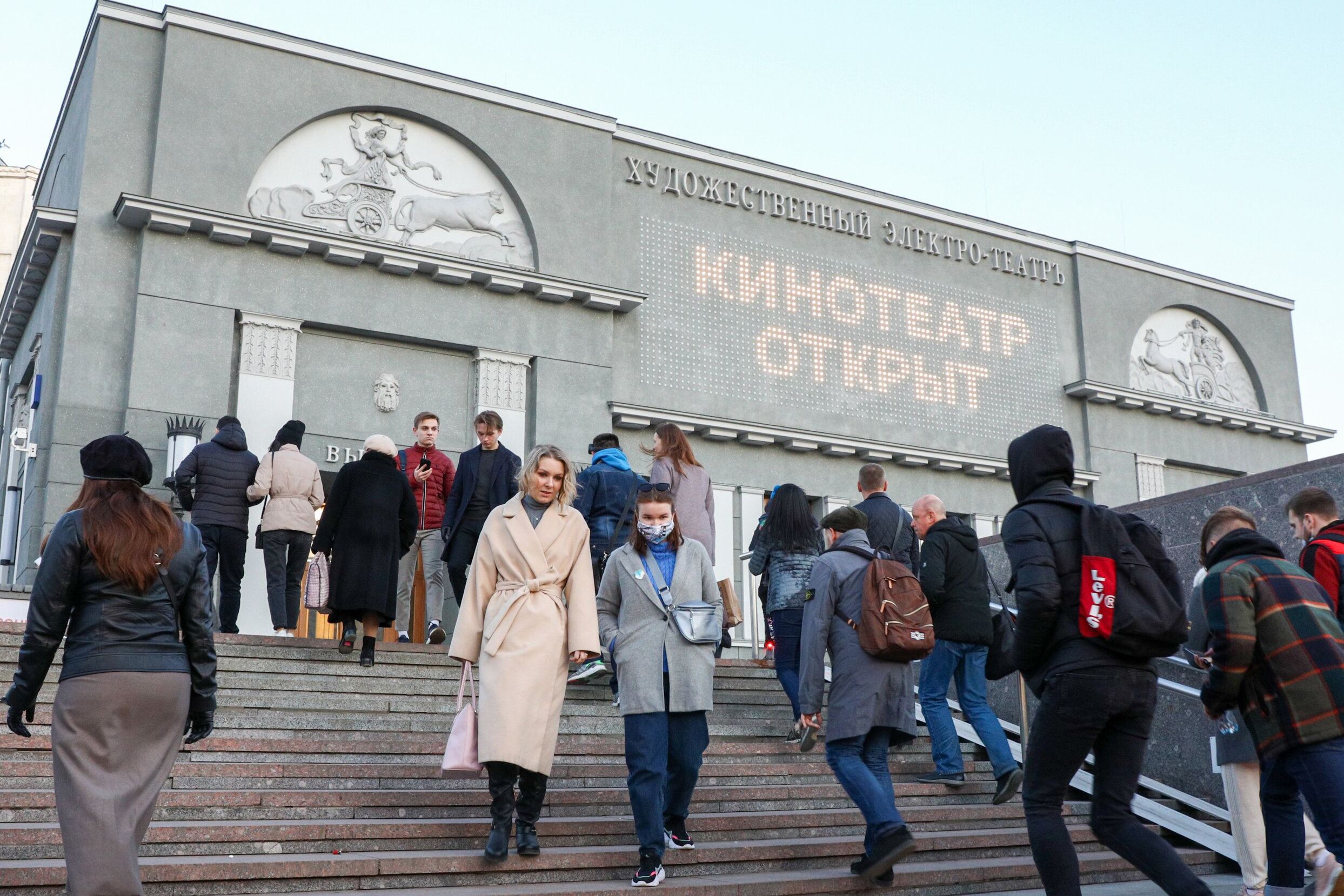 Более пяти. Пикет у кинотеатра «художественный» 2012 неделя иранских фильмов