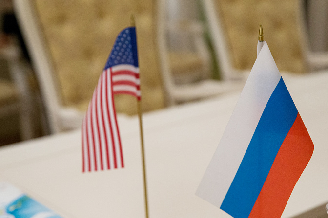 Флаги США и России | Фото: СенатИнформ / Пресс-служба СФ
