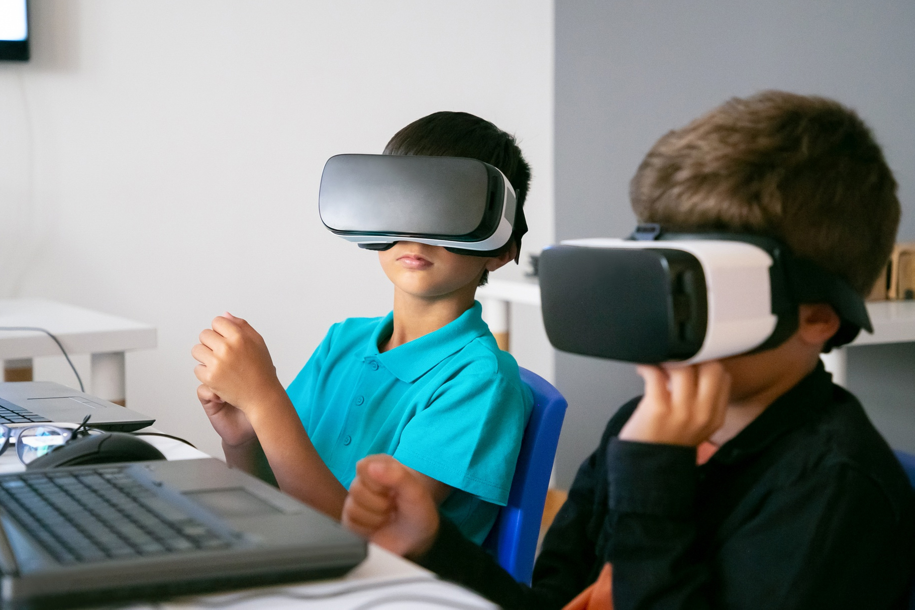 Виртуальная реальность в образовании. Центр виртуальной реальности. VR очки для ноутбука. ЭОР виртуальная реальность в школе.