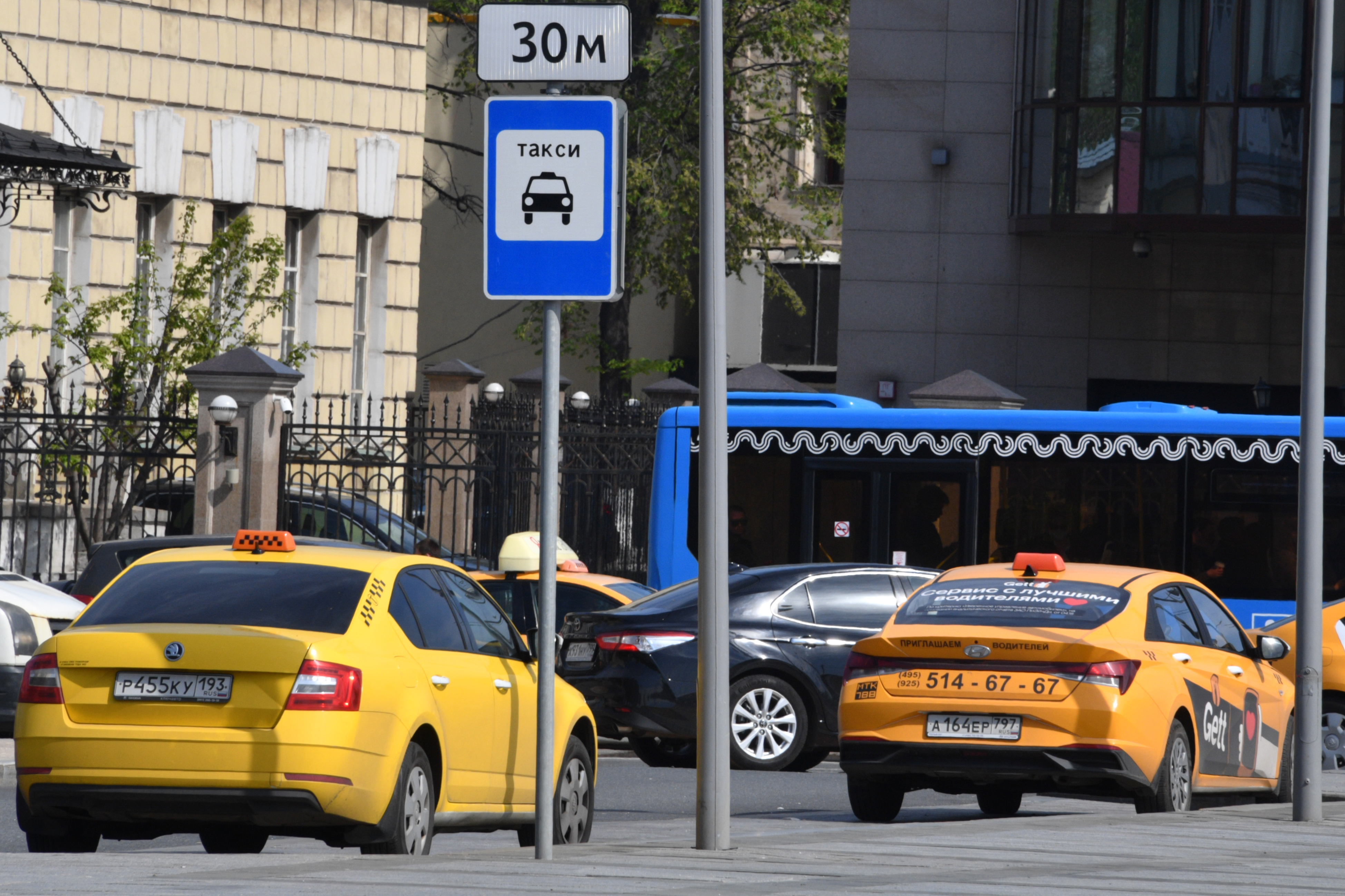 Парковка такси во дворе жилого дома