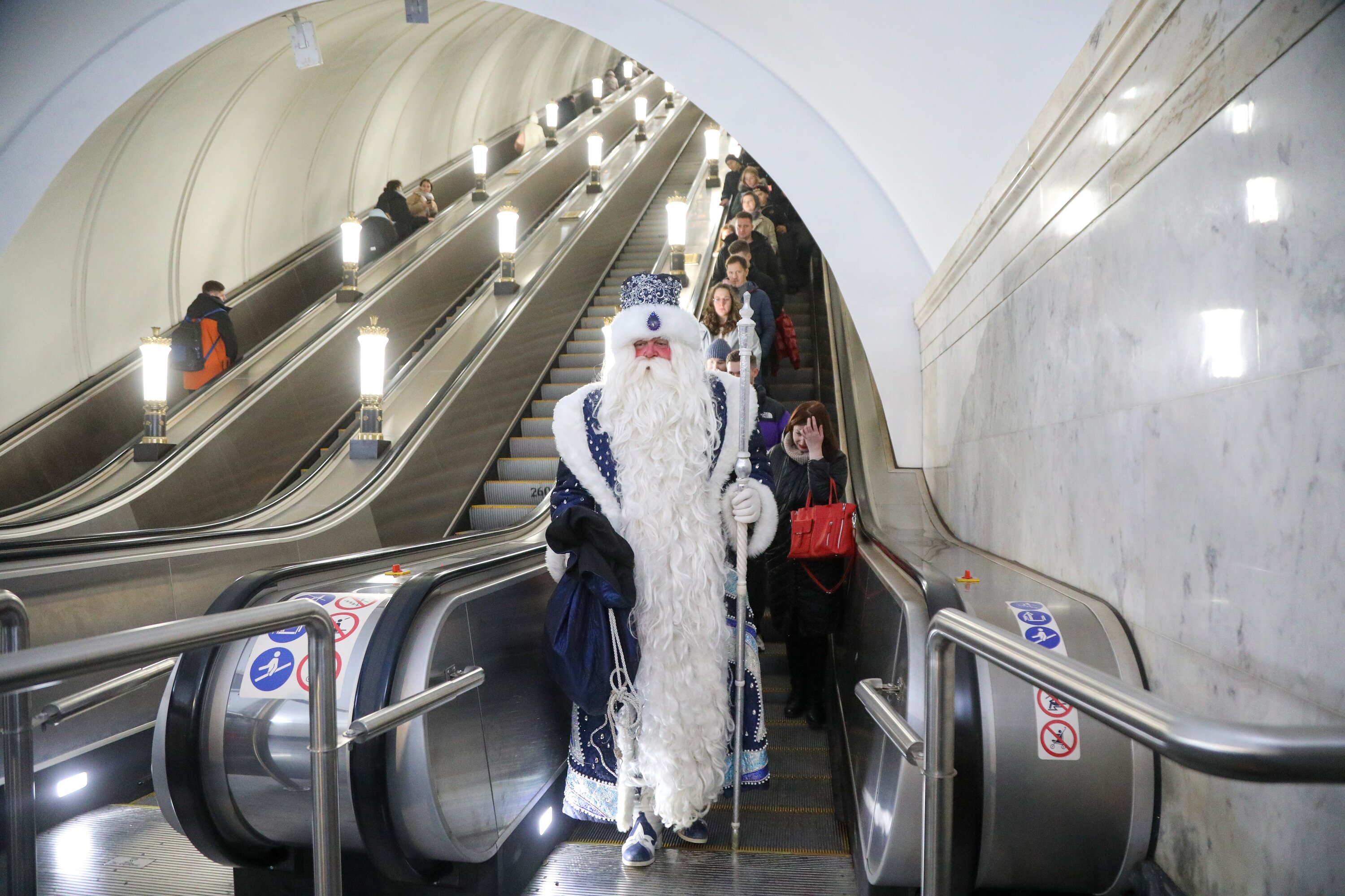 Как работает метро москвы в новогоднюю ночь. С днем метрополитена.