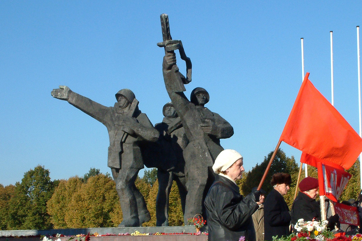 Памятник в риге воинам освободителям фото