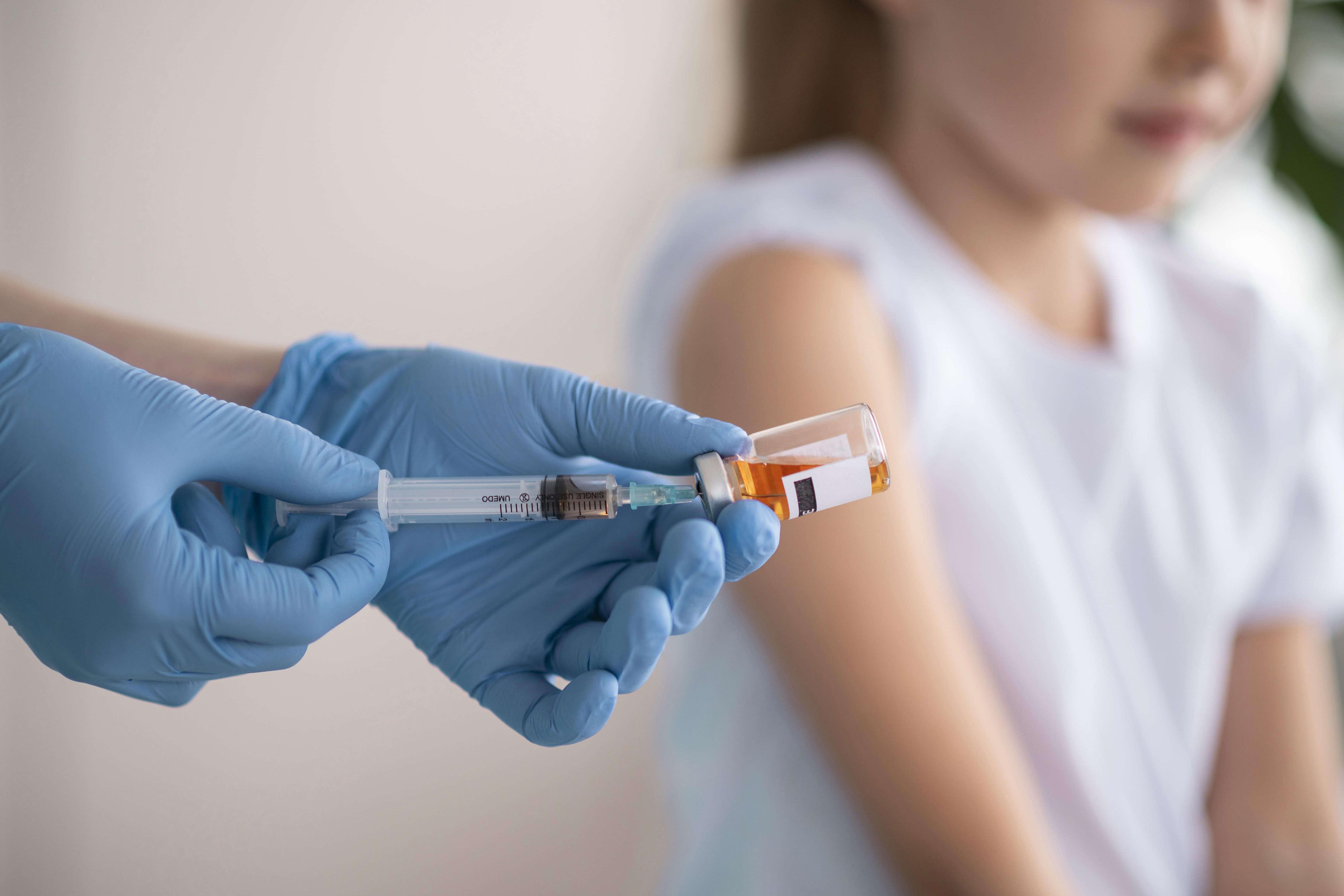 Непривитых от кори. Вакцина для профилактики кори. Вакцинация и ревакцинация кори у детей. Непривитых от кори. Корь сроки вакцинации и ревакцинации у взрослых.