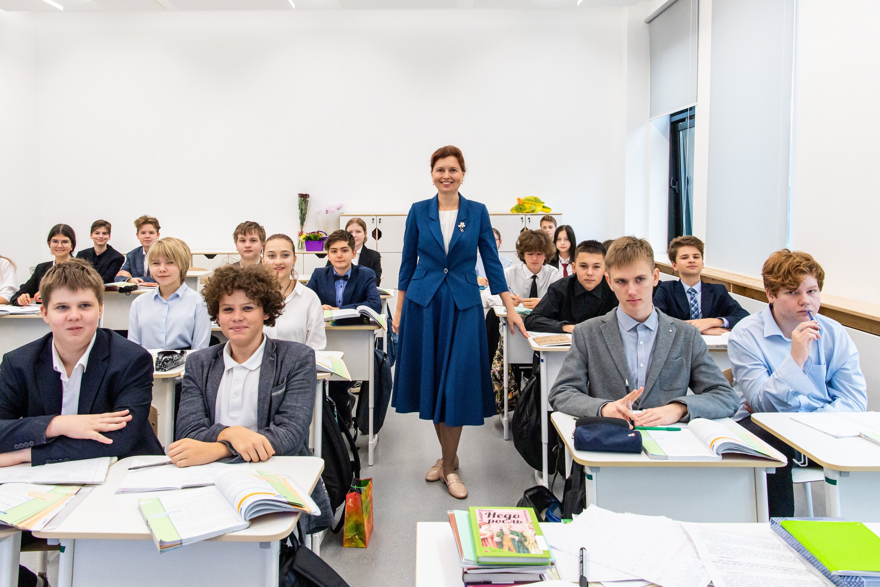 Moscow teacher. Учитель в школе. Школы Москвы. Учитель фото. Новая школа Москва.