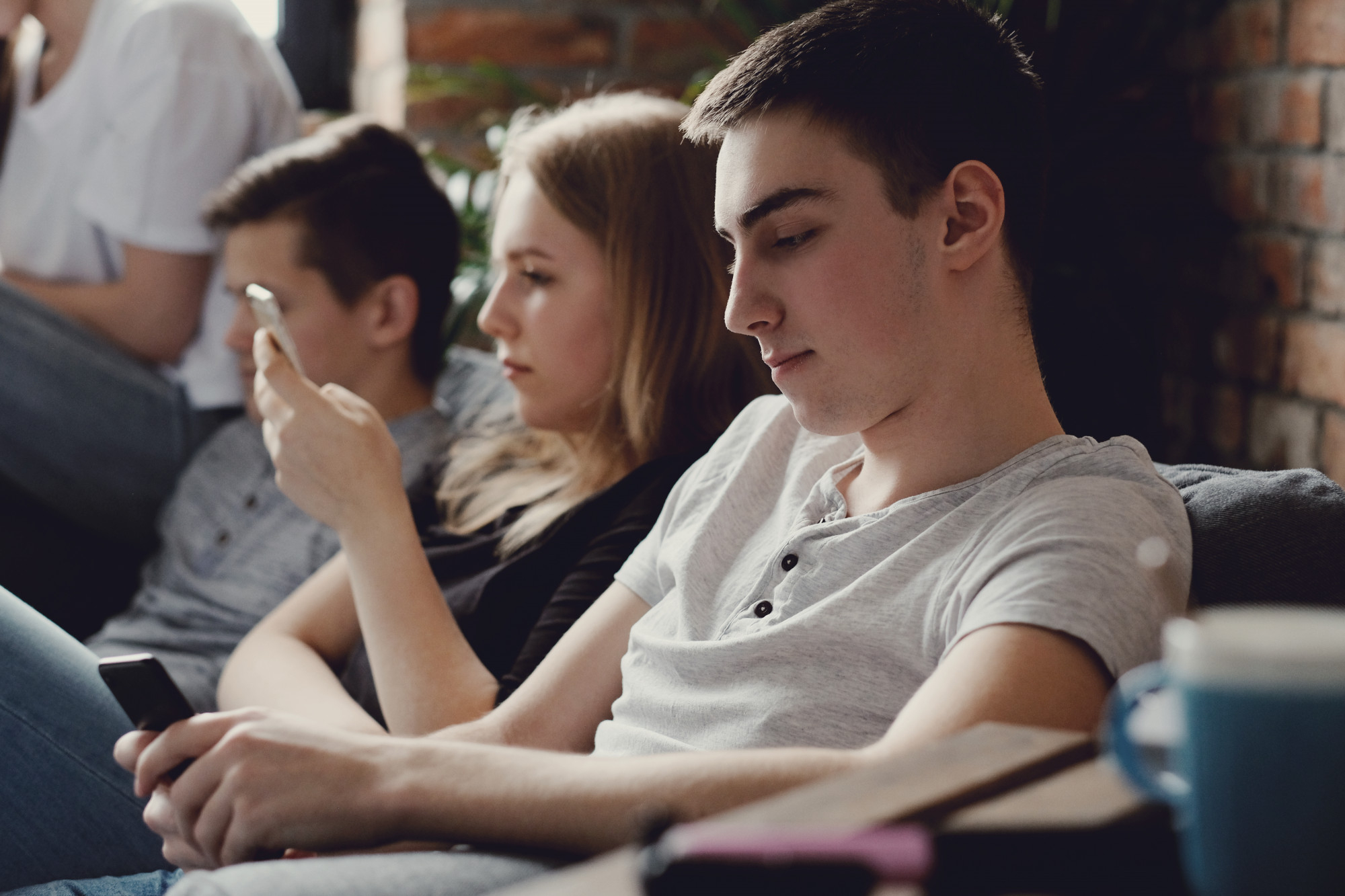 Современные подростки видео. Ценности современных подростков фото. Teenagers using Technologies. The adolescent.